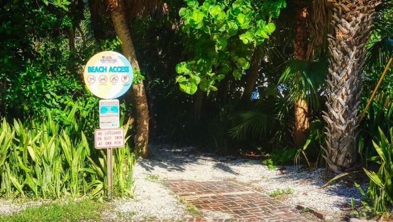 Tropical Beach Escape 3110