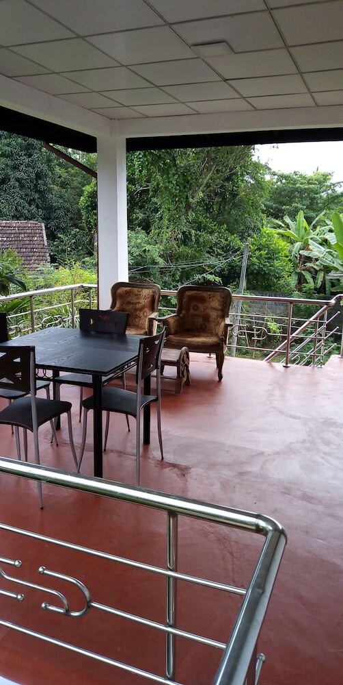Hotel Senuri Home Stay