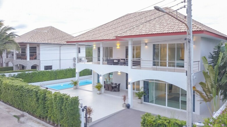 Modern 4 Bedrooms Pool Villa - Vy