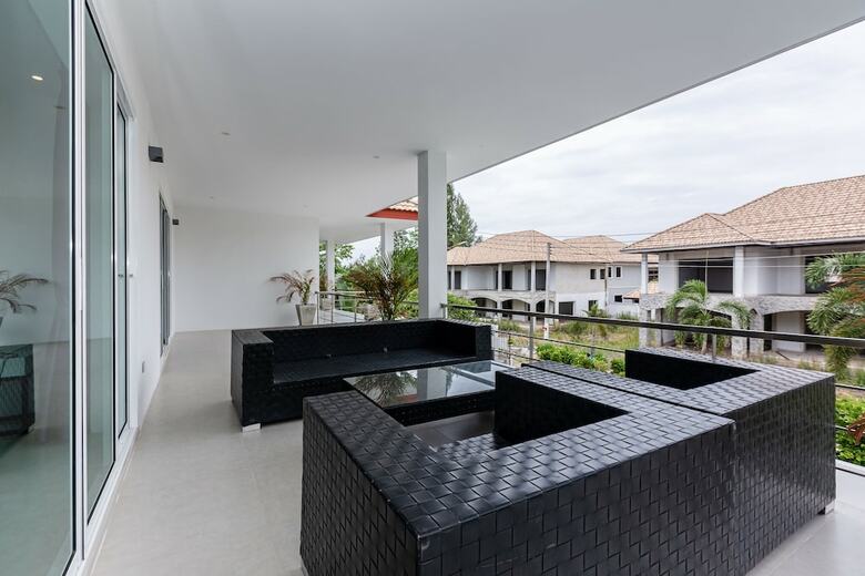 Modern 4 Bedrooms Pool Villa - Vy