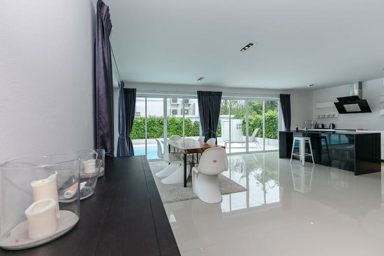 Modern 4 Bedrooms Pool Villa - Vy