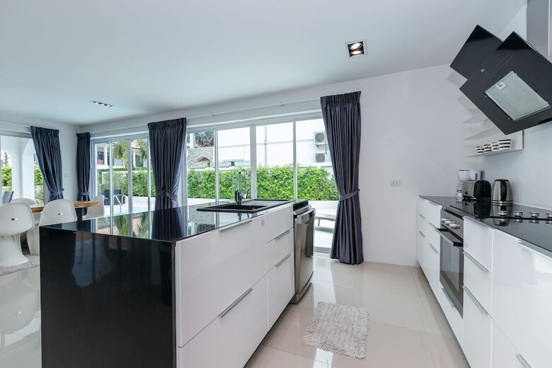 Modern 4 Bedrooms Pool Villa - Vy