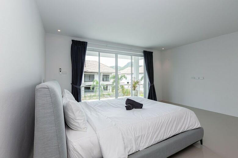 Modern 4 Bedrooms Pool Villa - Vy