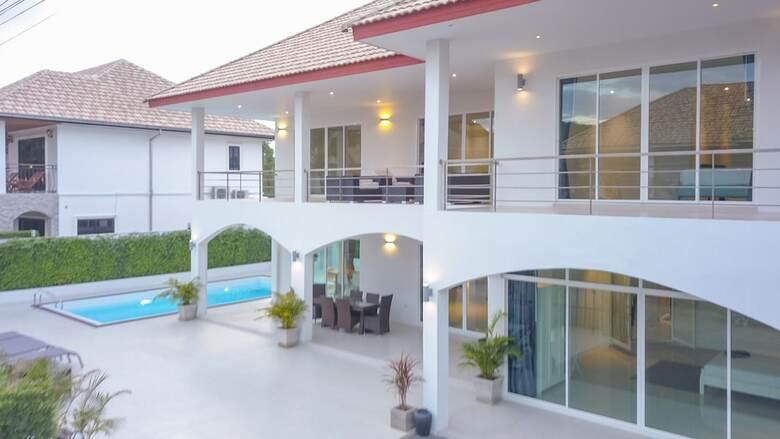Modern 4 Bedrooms Pool Villa - Vy