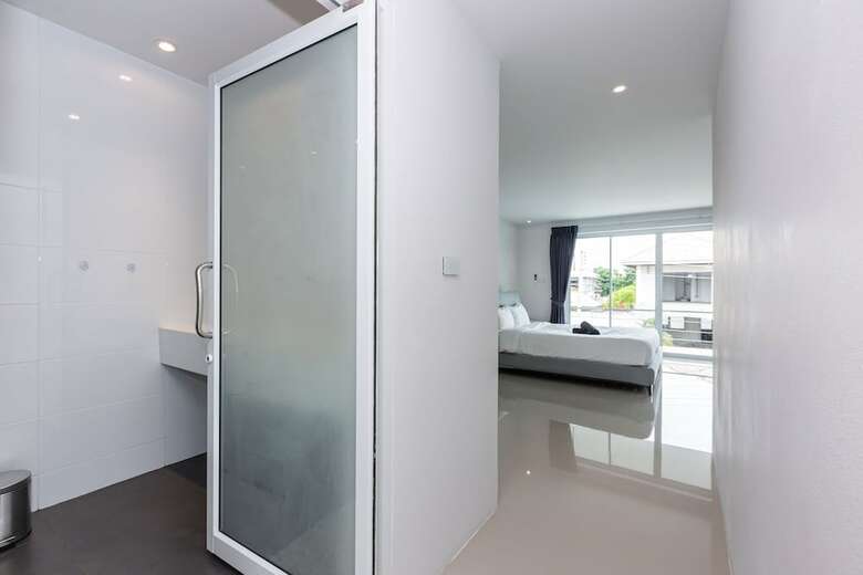 Modern 4 Bedrooms Pool Villa - Vy