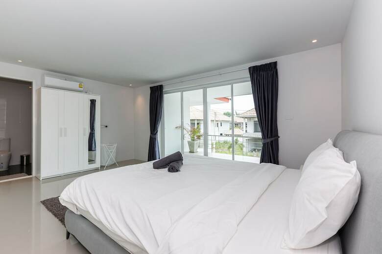 Modern 4 Bedrooms Pool Villa - Vy