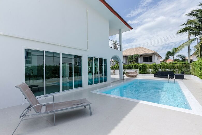 Modern 4 Bedrooms Pool Villa - Vy