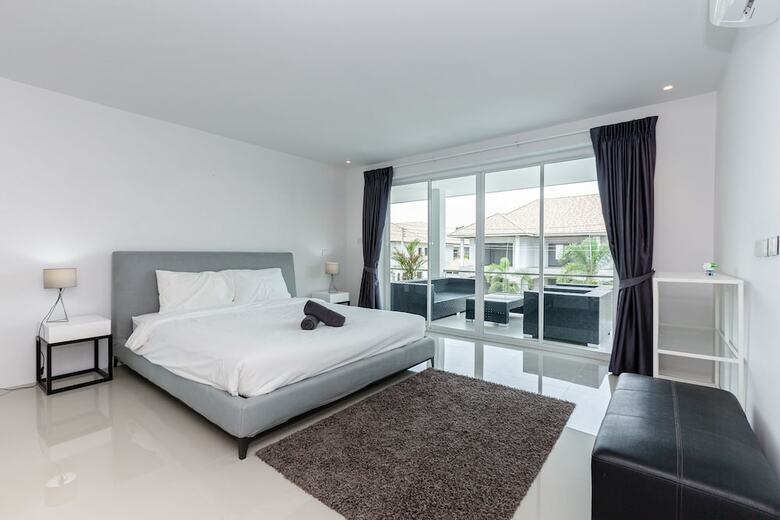 Modern 4 Bedrooms Pool Villa - Vy