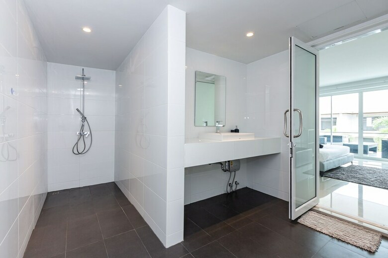 Modern 4 Bedrooms Pool Villa - Vy