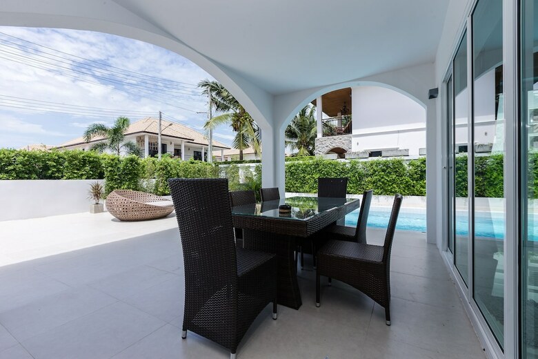 Modern 4 Bedrooms Pool Villa - Vy