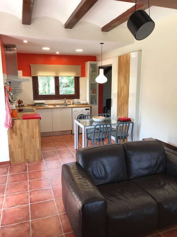 Villa En Zona Tranquila Y Con Privacidad (0851-h)