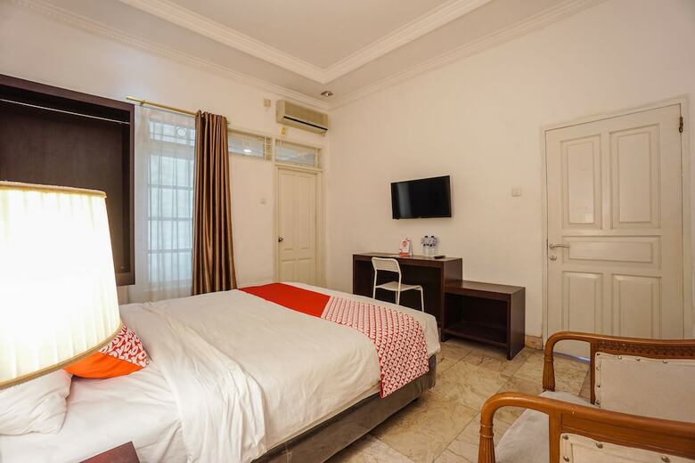 Hostal Oyo 1224 The White House Hotel