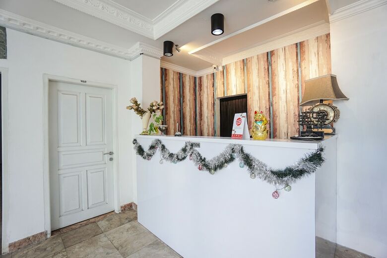 Hostal Oyo 1224 The White House Hotel