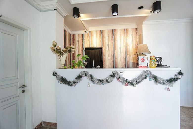 Hostal Oyo 1224 The White House Hotel