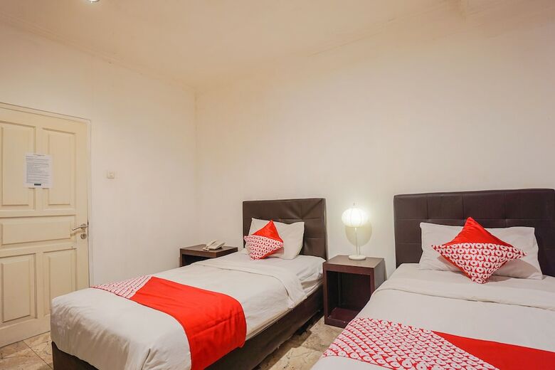 Hostal Oyo 1224 The White House Hotel