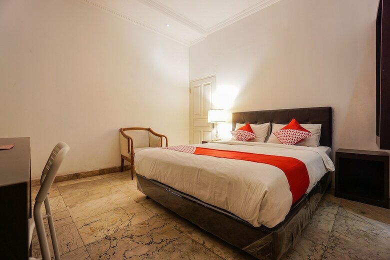 Hostal Oyo 1224 The White House Hotel