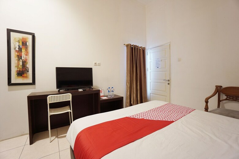 Hostal Oyo 1224 The White House Hotel