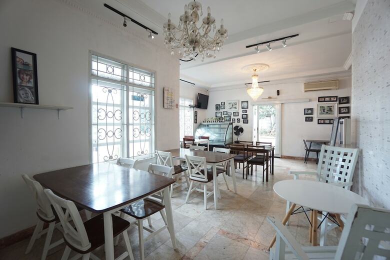 Hostal Oyo 1224 The White House Hotel