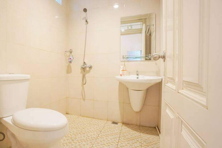 Hostal Oyo 1224 The White House Hotel