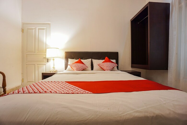 Hostal Oyo 1224 The White House Hotel