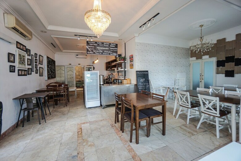 Hostal Oyo 1224 The White House Hotel