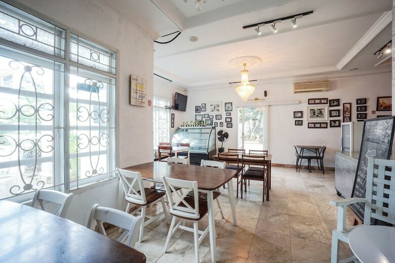Hostal Oyo 1224 The White House Hotel
