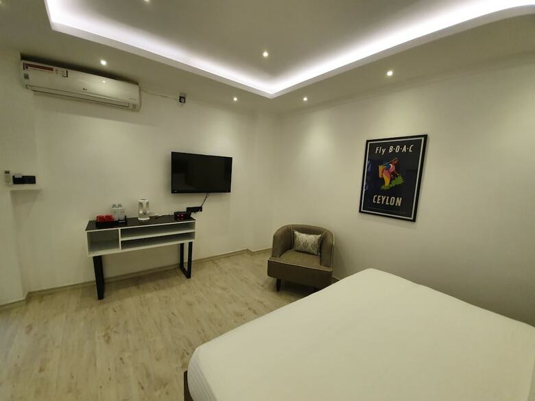 Hotel Bed Station 210