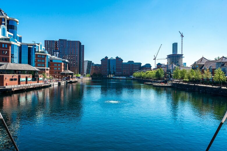 Contemporary 1 Bed Apartment Media City