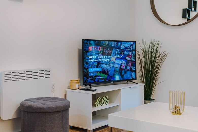 Contemporary 1 Bed Apartment Media City