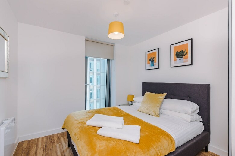 Contemporary 1 Bed Apartment Media City