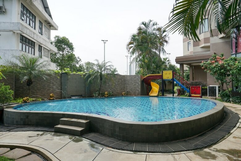 2br With Pool View At Beverly Tower Apartment
