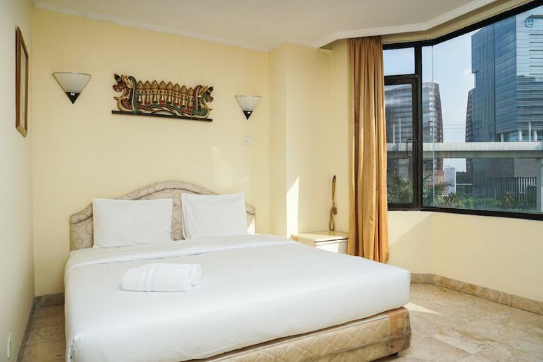 2br With Pool View At Beverly Tower Apartment