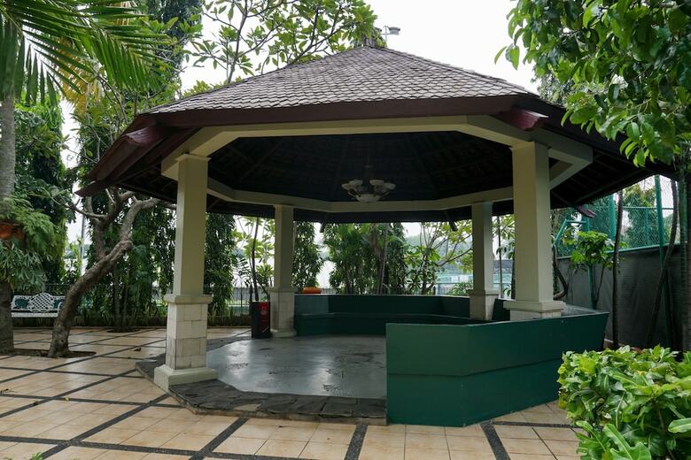 2br With Pool View At Beverly Tower Apartment