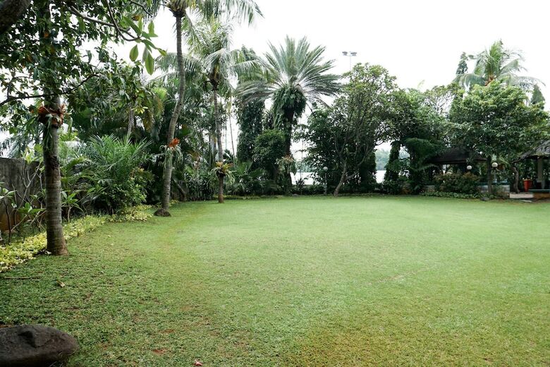 2br With Pool View At Beverly Tower Apartment