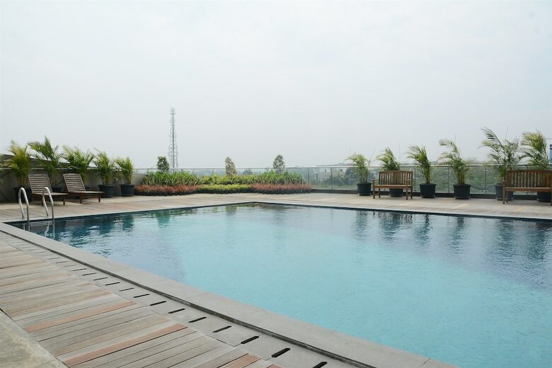 Great Location Studio At Tree Park Apartment