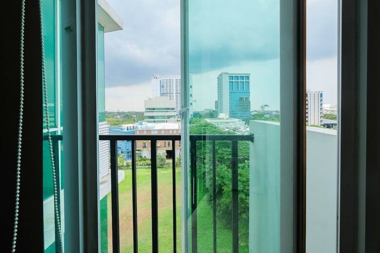 Great Location Studio At Tree Park Apartment