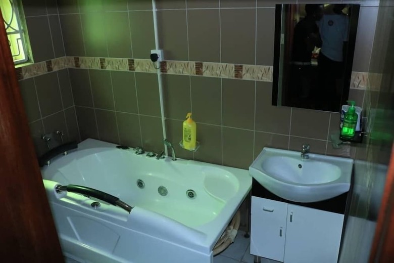 Hotel A & J Holiday Suites
