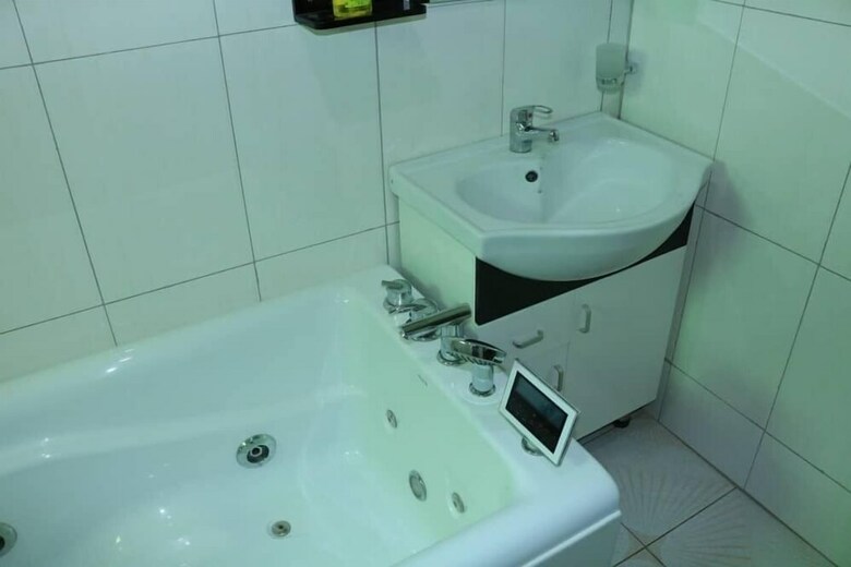 Hotel A & J Holiday Suites