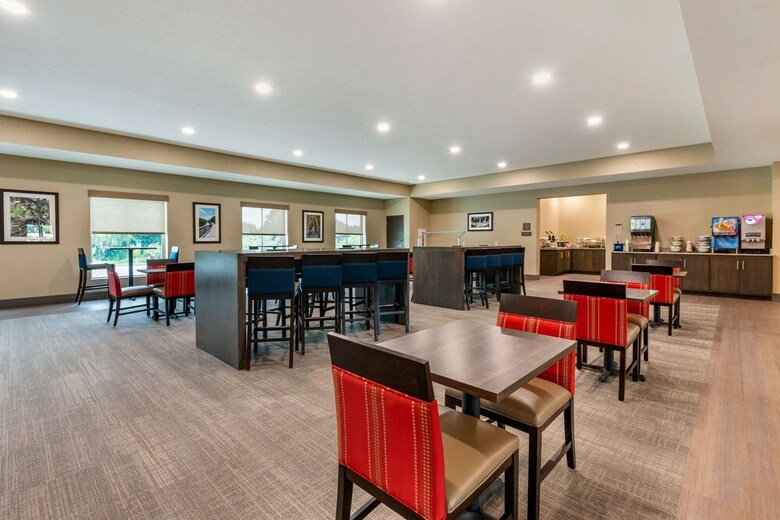 Hotel Comfort Inn & Suites
