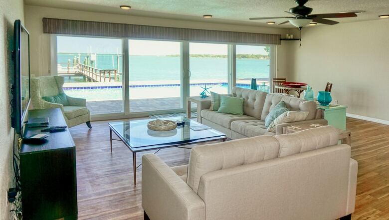 Elegant Premier Waterfront Home (7989)