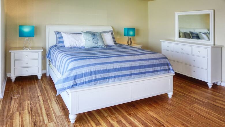 Elegant Premier Waterfront Home (7989)