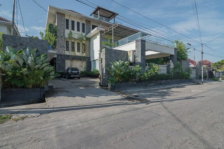 Hotel Reddoorz Plus Near Cambridge City Square 2