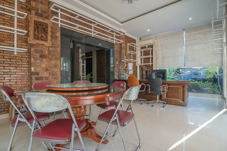 Hotel Reddoorz Plus Near Cambridge City Square 2