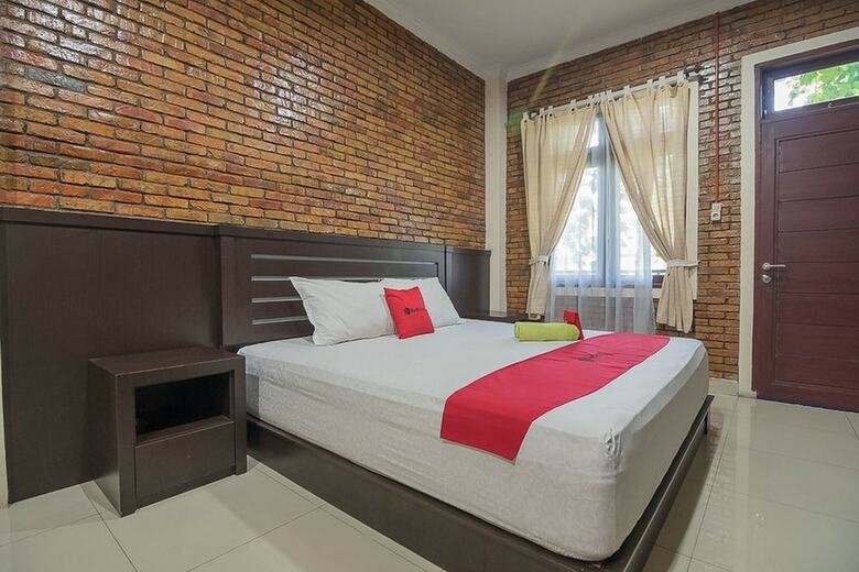 Hotel Reddoorz Plus Near Cambridge City Square 2