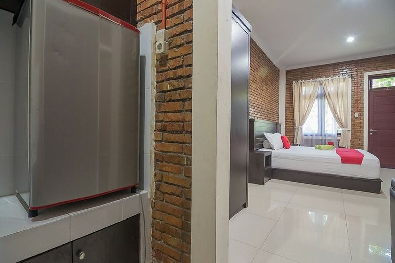 Hotel Reddoorz Plus Near Cambridge City Square 2