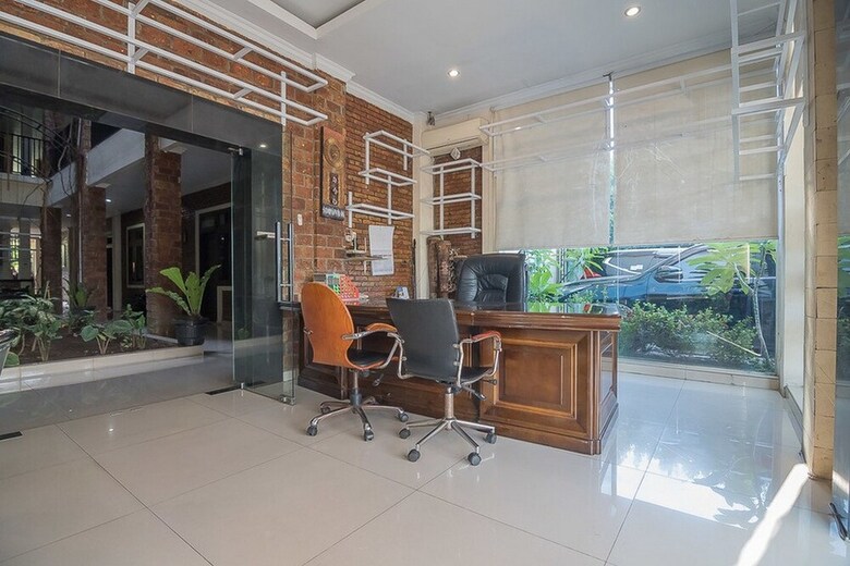 Hotel Reddoorz Plus Near Cambridge City Square 2