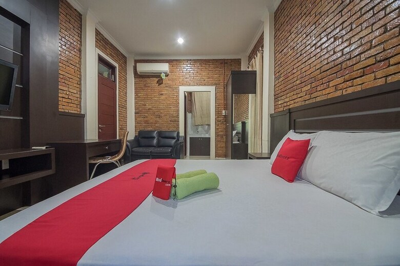 Hotel Reddoorz Plus Near Cambridge City Square 2