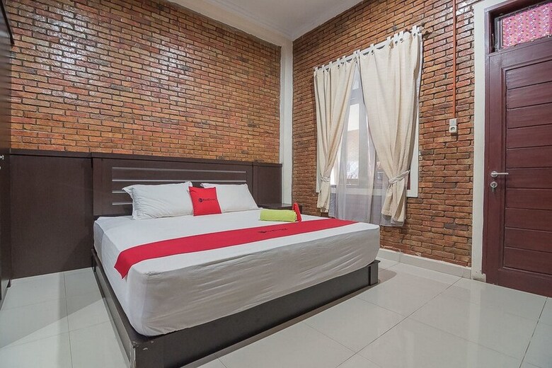 Hotel Reddoorz Plus Near Cambridge City Square 2