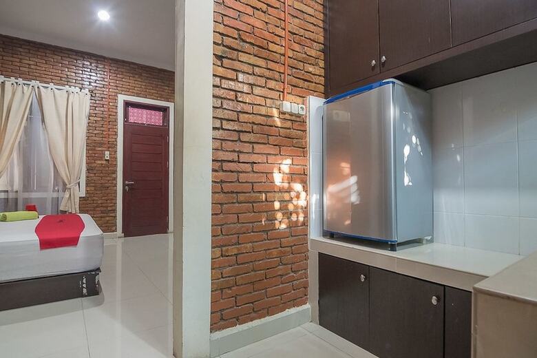 Hotel Reddoorz Plus Near Cambridge City Square 2