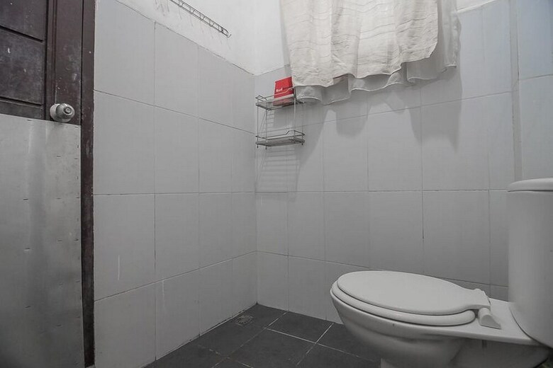 Hotel Reddoorz Plus Near Cambridge City Square 2
